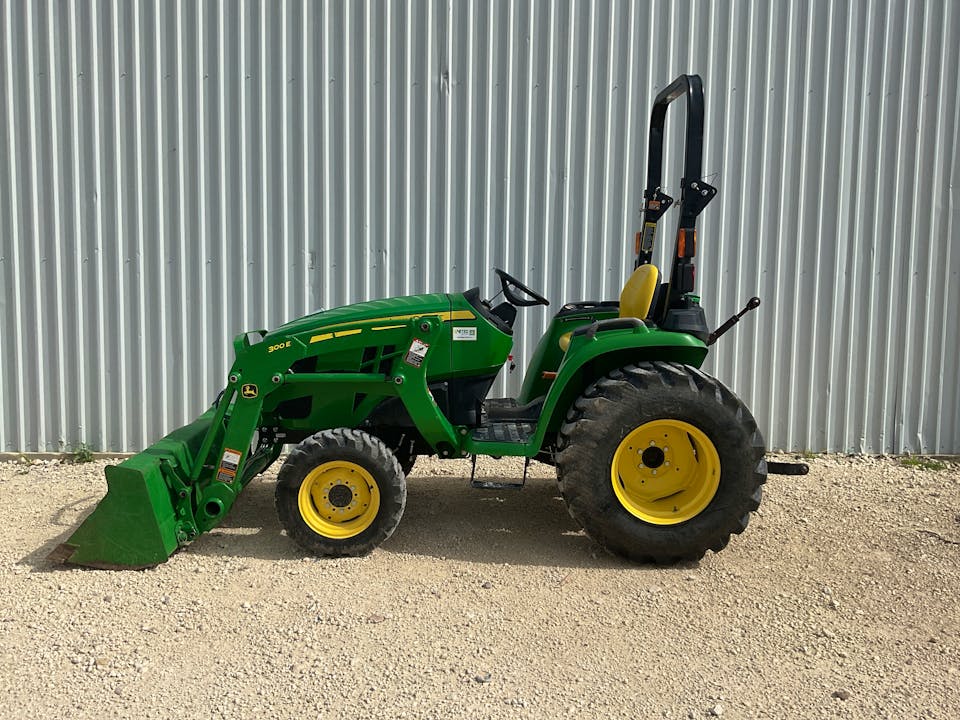 John Deere 3032E