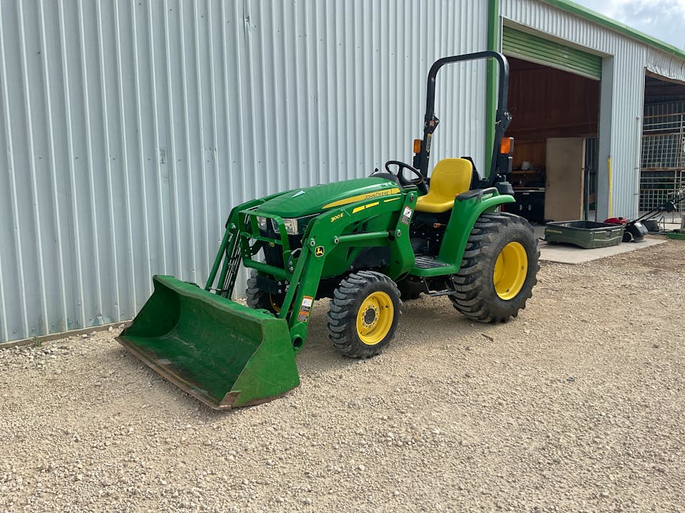 John Deere 3032E