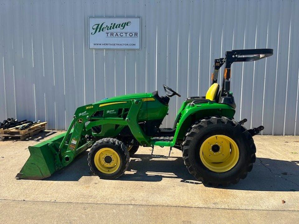 John Deere 3032E
