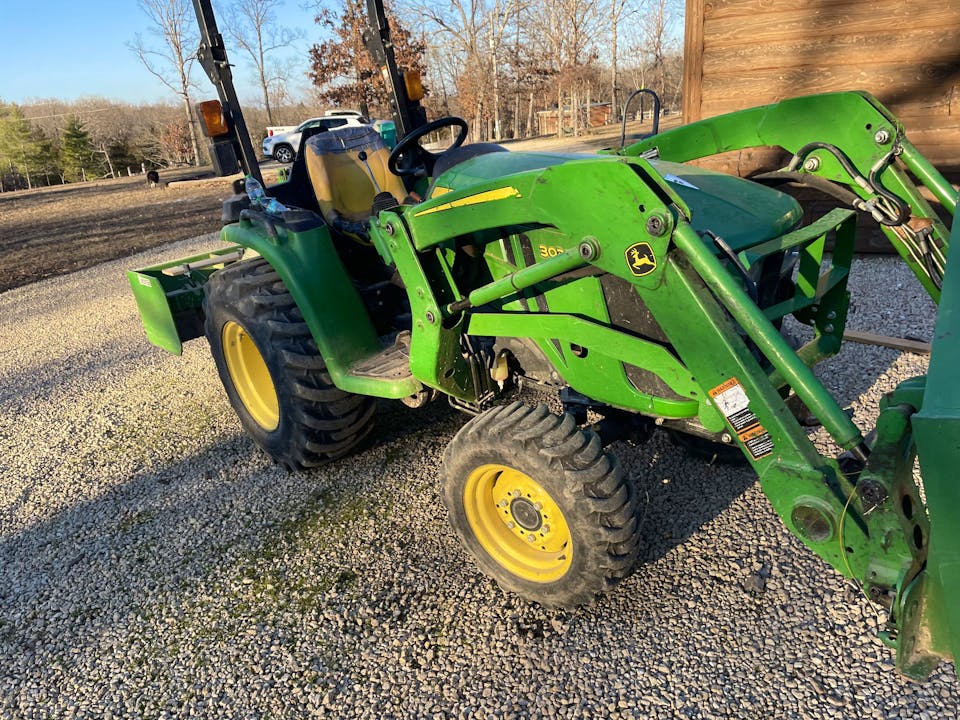 John Deere 3032E