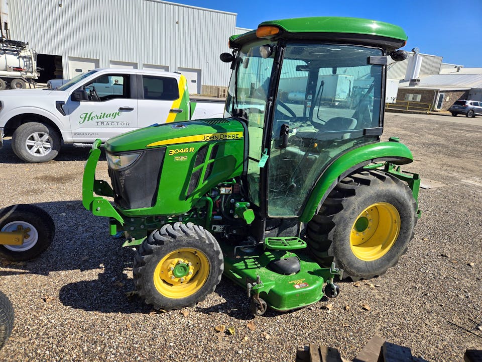 John Deere 3046R