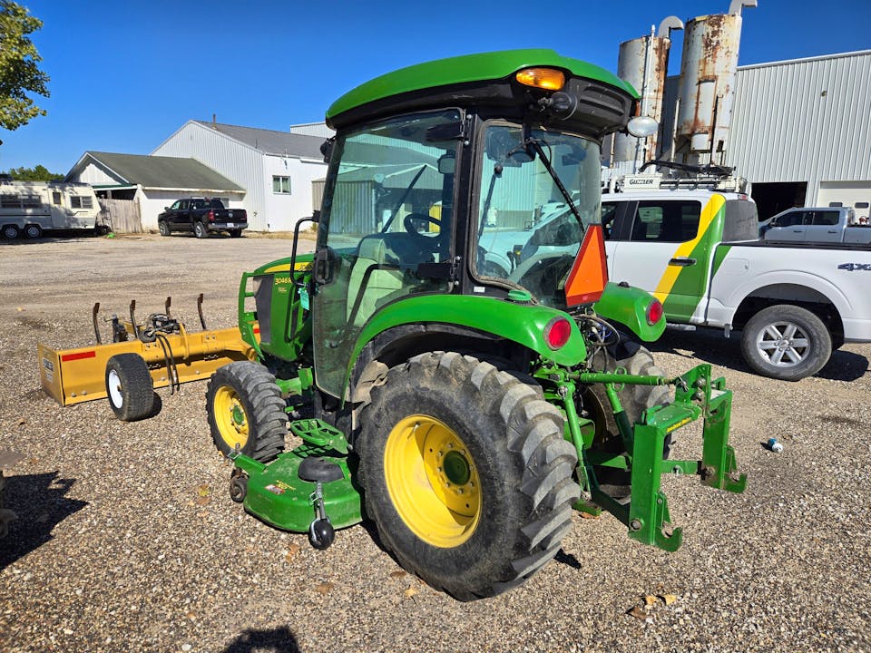 John Deere 3046R