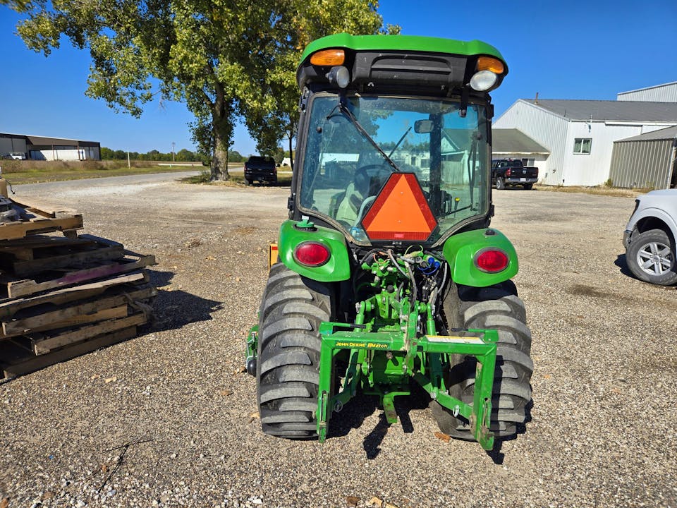 John Deere 3046R