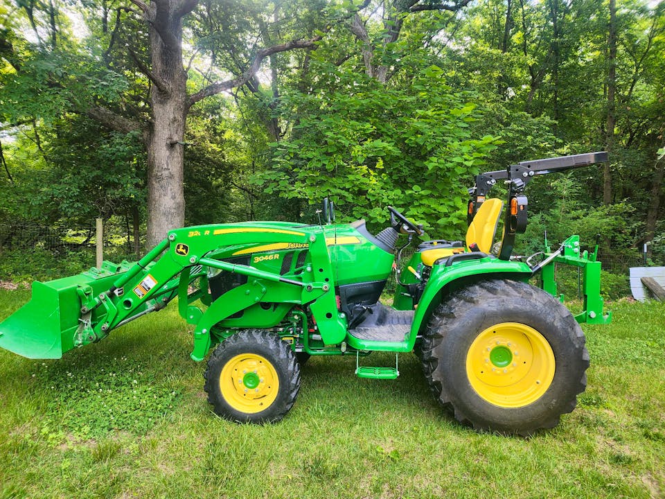 John Deere 3046R