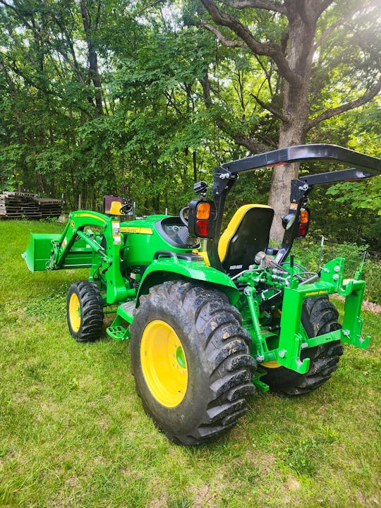 John Deere 3046R
