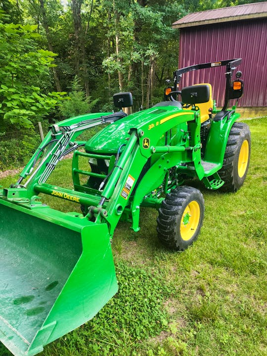 John Deere 3046R