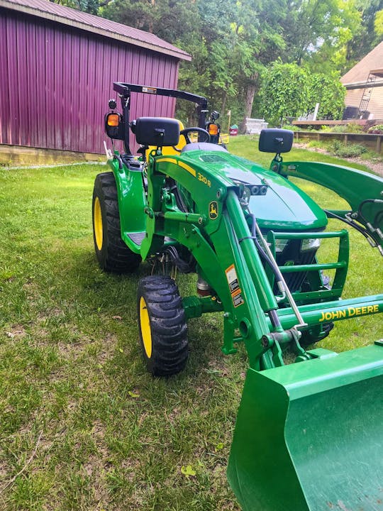 John Deere 3046R