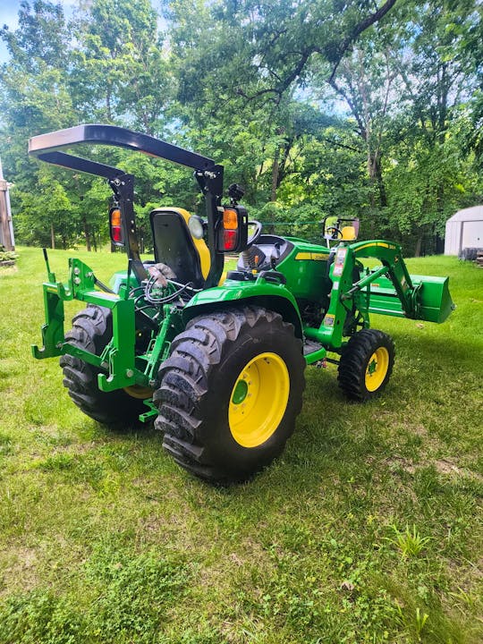 John Deere 3046R