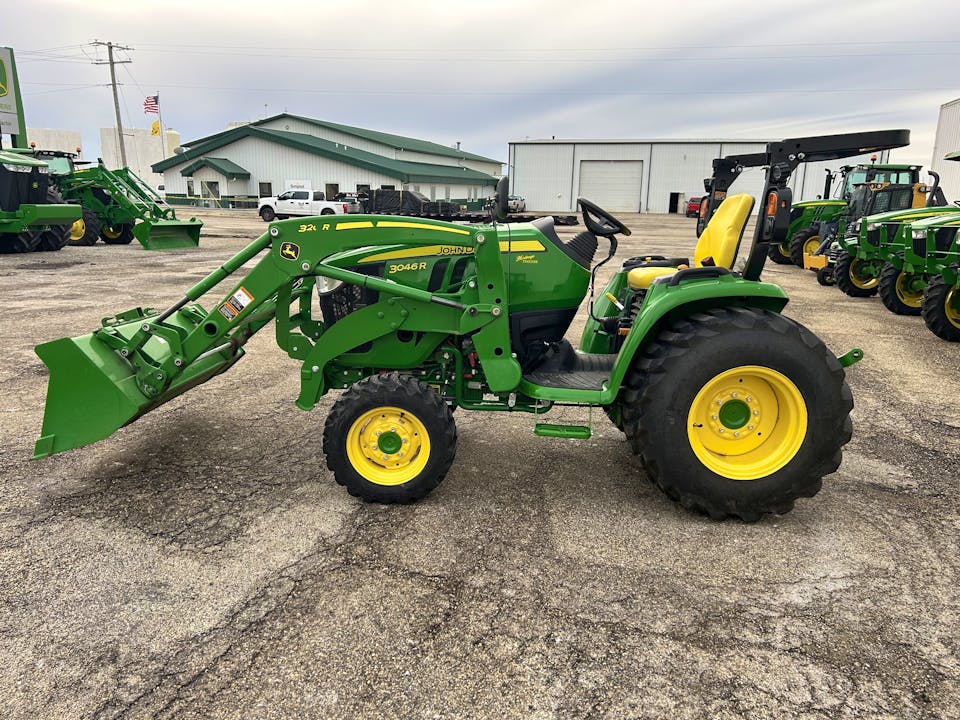 John Deere 3046R