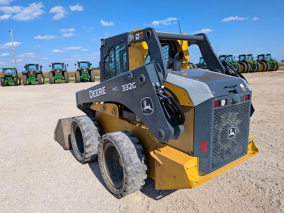 John Deere 332G