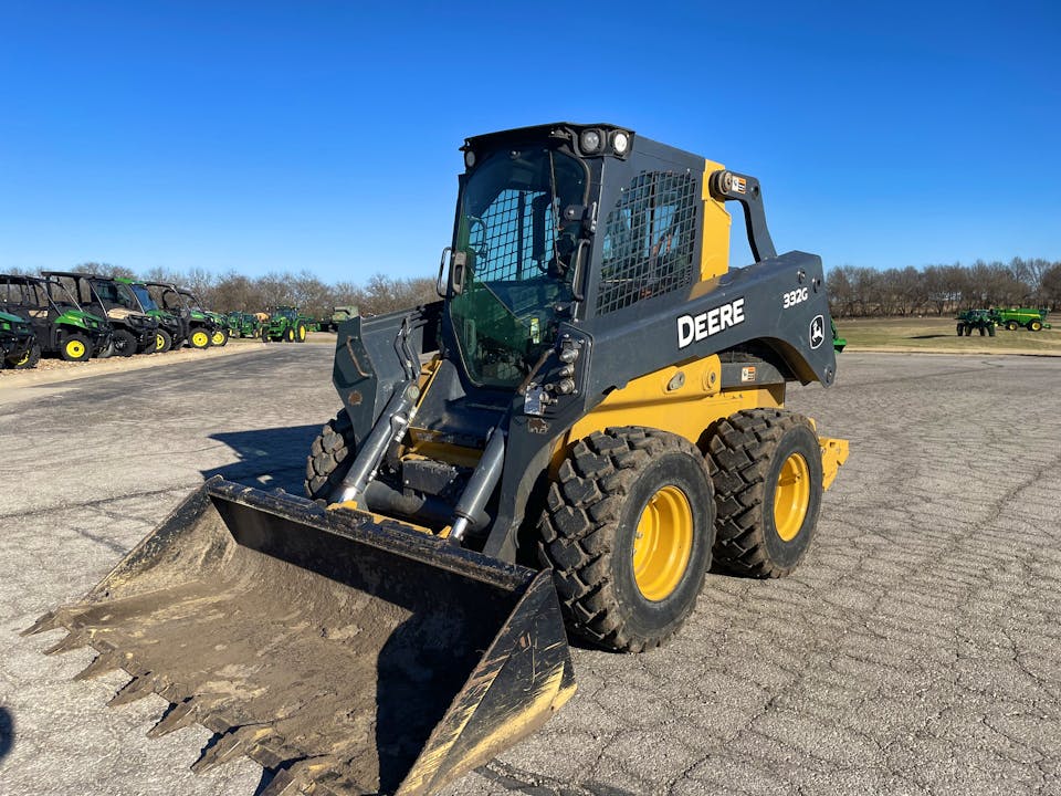 John Deere 332G