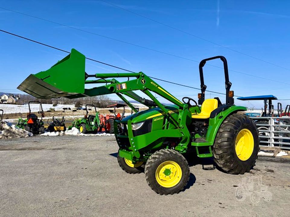 John Deere 4044M