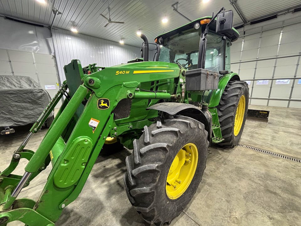 John Deere 6135E