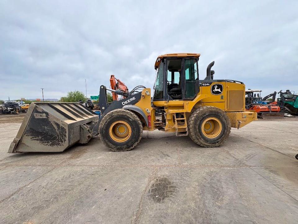 John Deere 624L