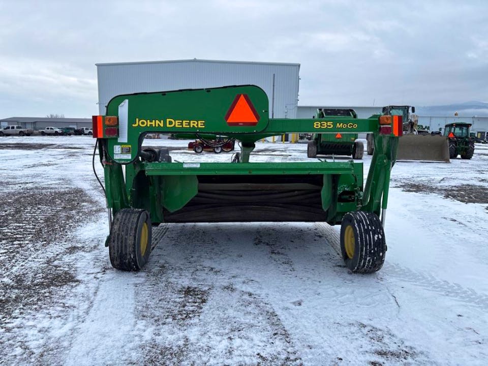 John Deere 835
