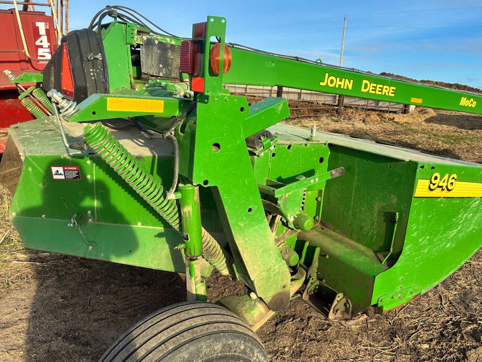 John Deere 946