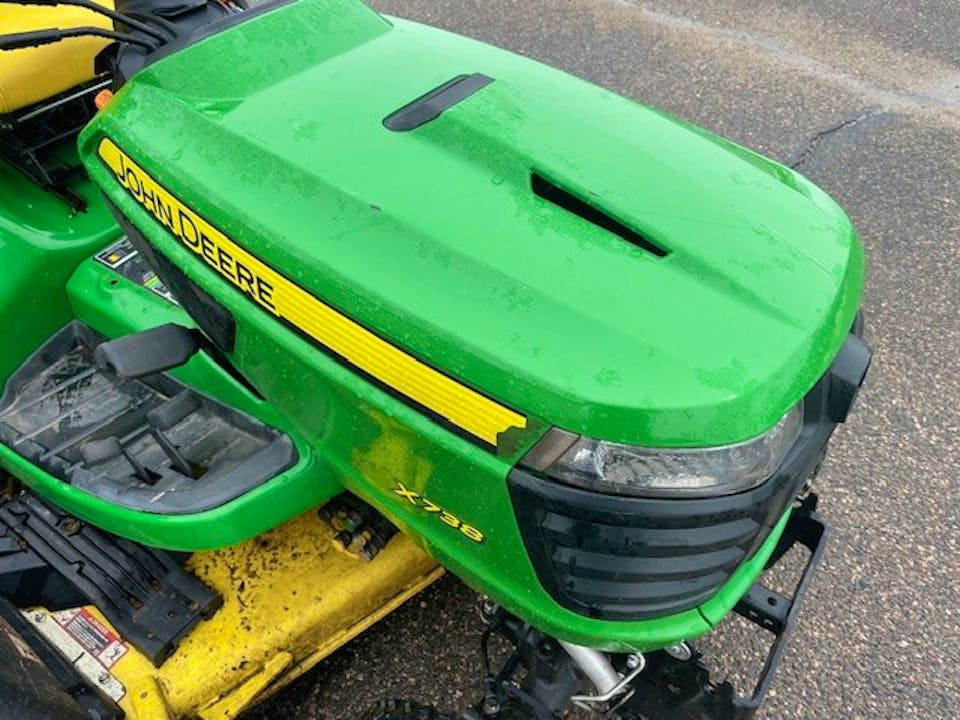 John Deere X738