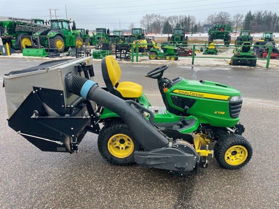 John Deere X738