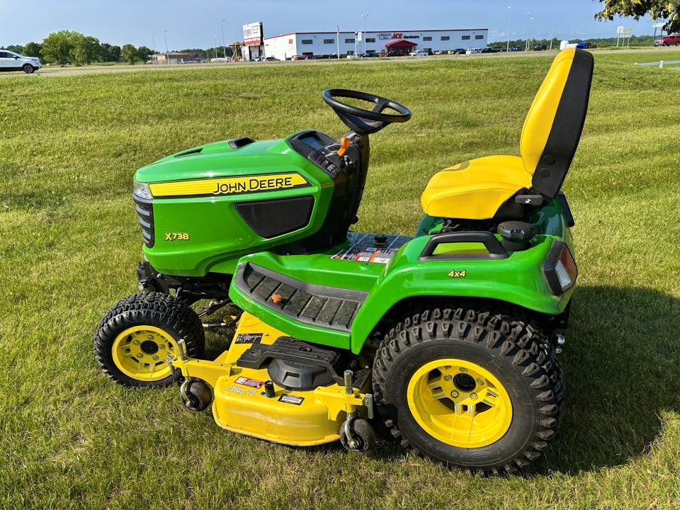 John Deere X738