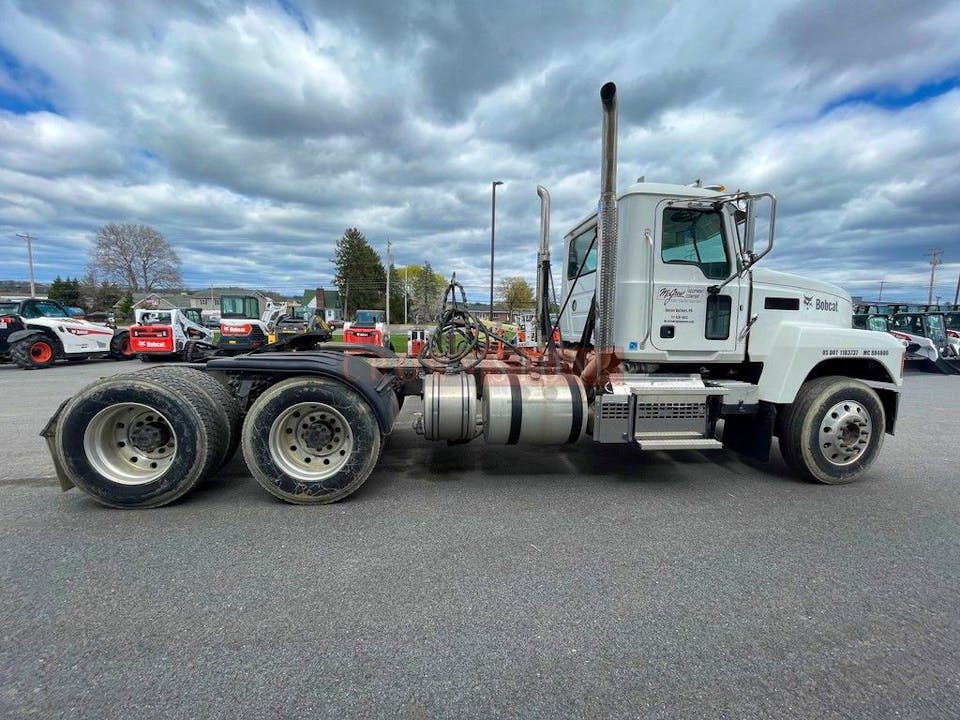 MACK Pinnacle PI64T M778 Tractor Truck