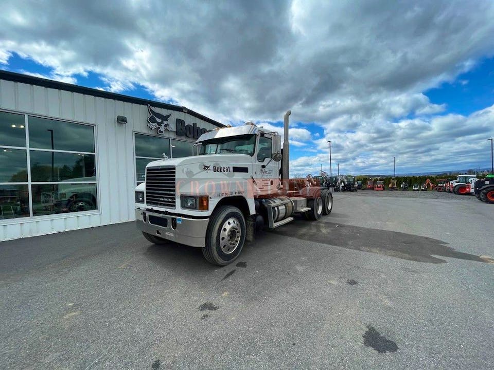 MACK Pinnacle PI64T M778 Tractor Truck