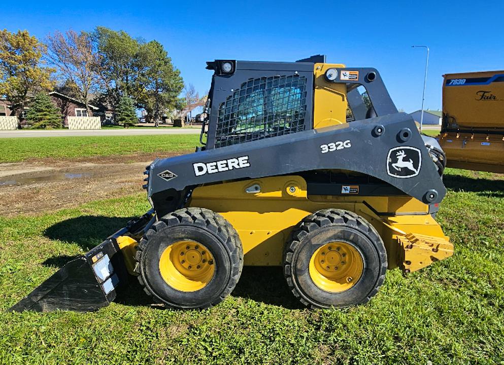 John Deere 332G