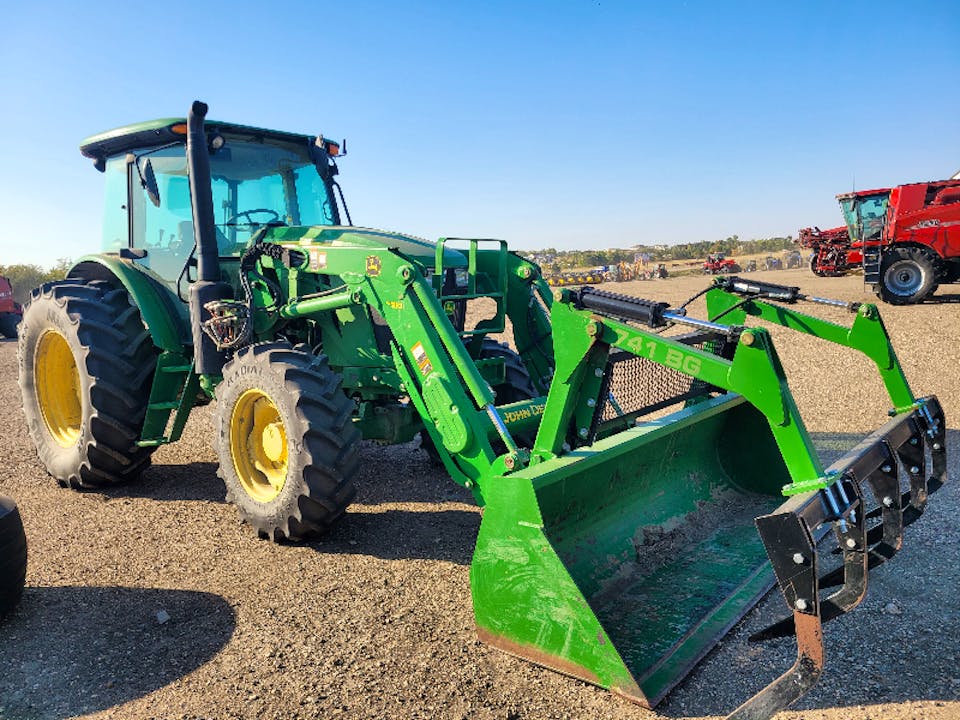 John Deere 6135E
