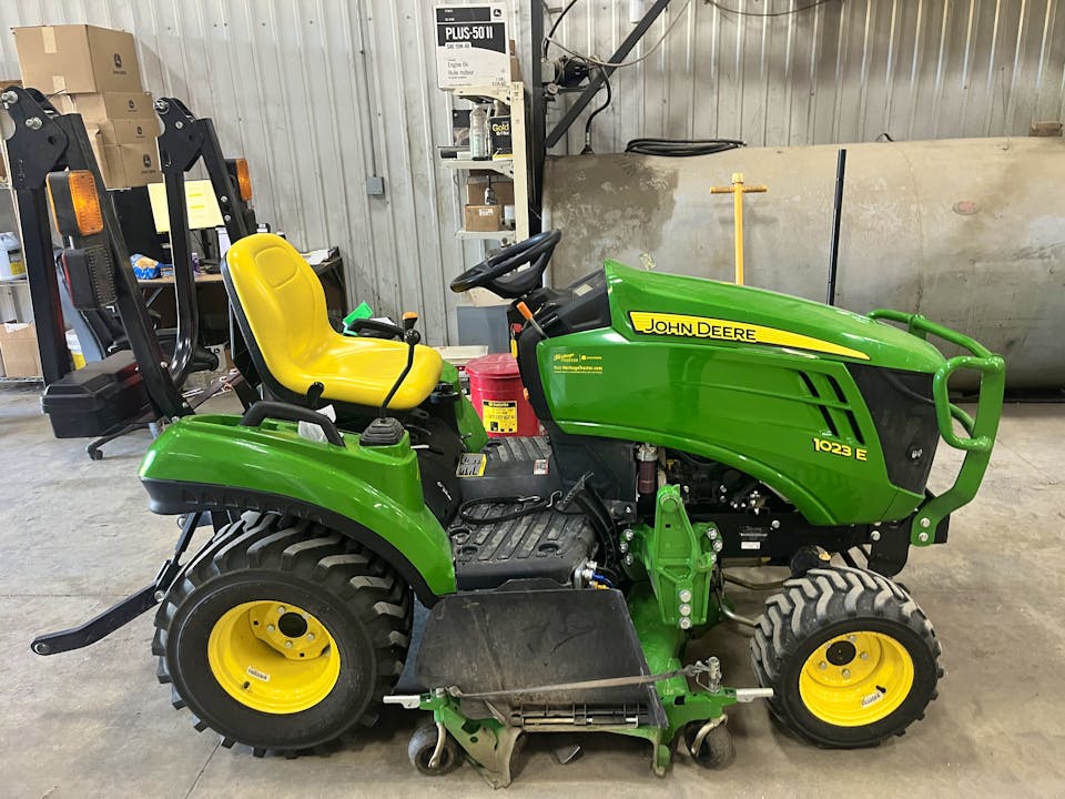 John Deere 1023E