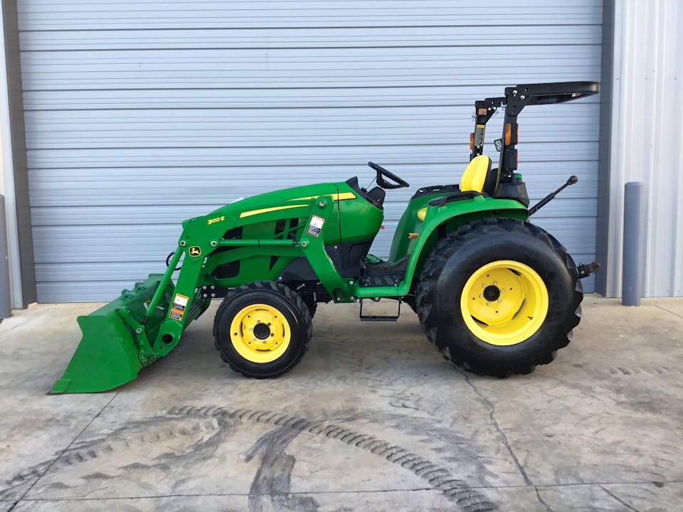 John Deere 3032E