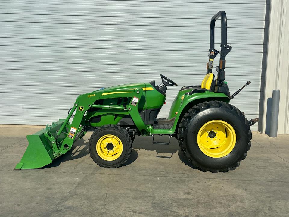 John Deere 3032E