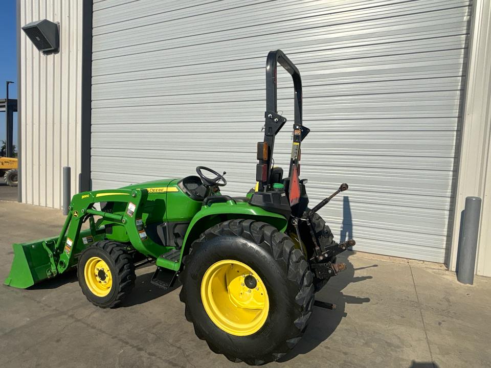 John Deere 3032E