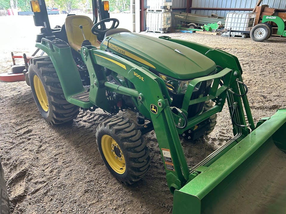 John Deere 3032E