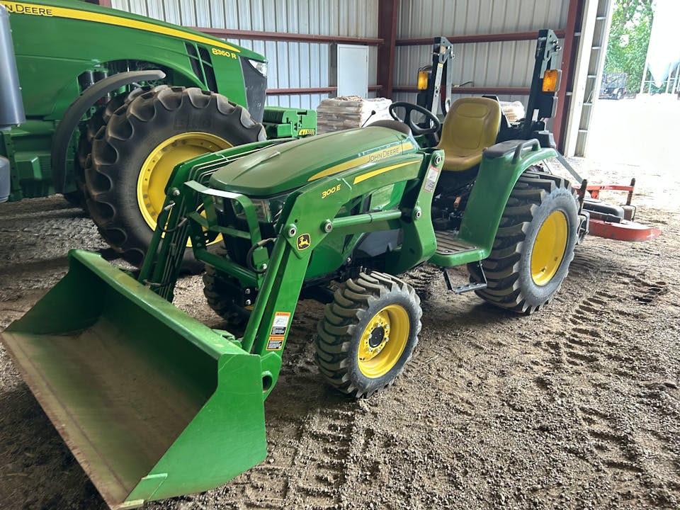 John Deere 3032E