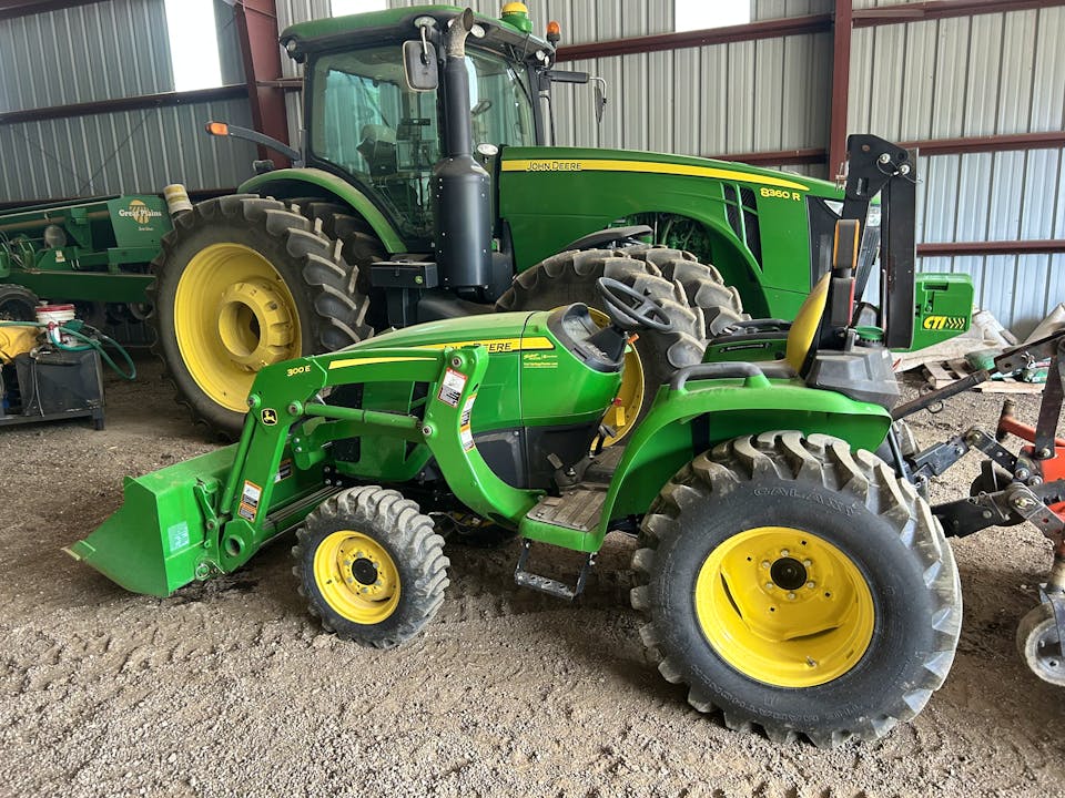 John Deere 3032E