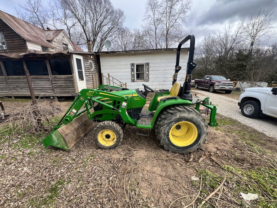 John Deere 3032E