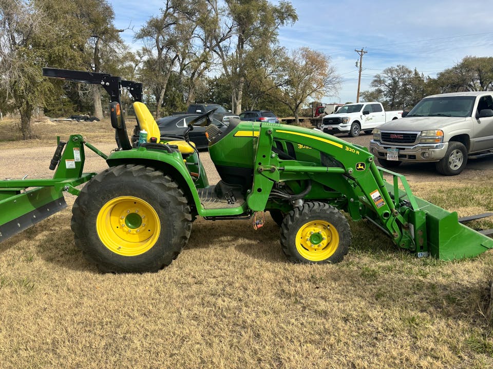 John Deere 3033R