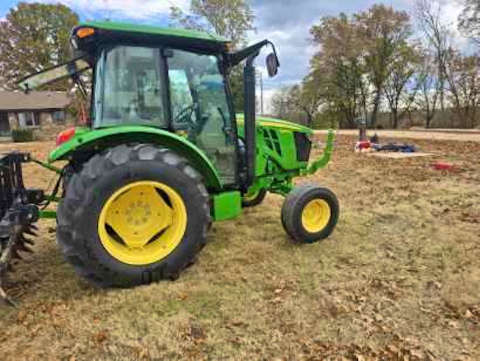 John Deere 5055E