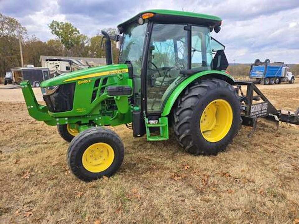 John Deere 5055E