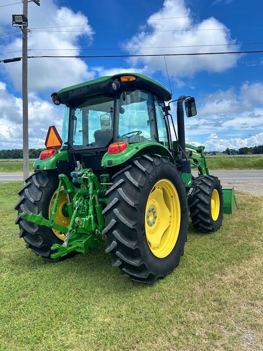 John Deere 6135E