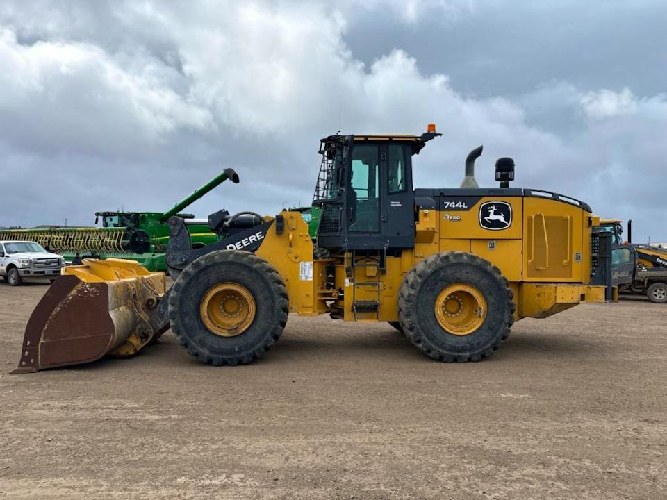 John Deere 744L