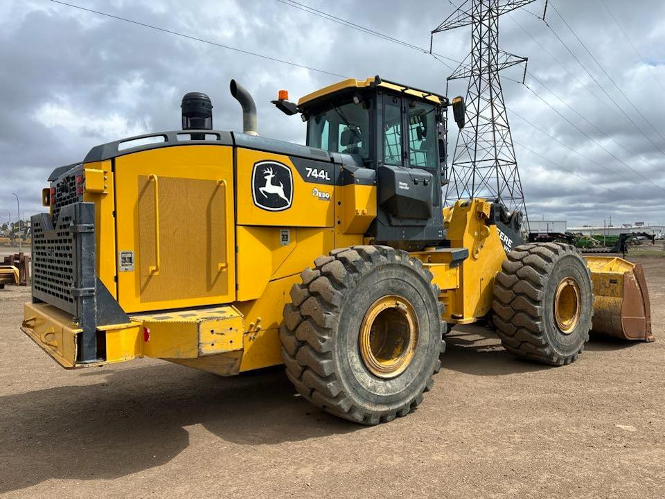 John Deere 744L