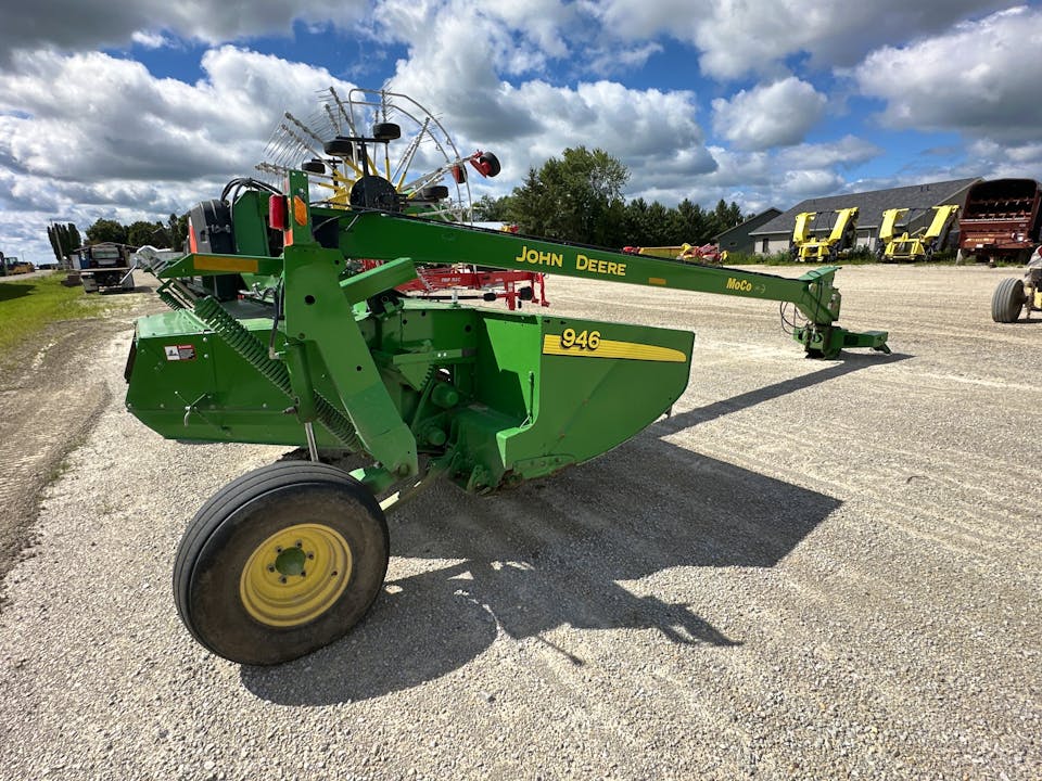 John Deere 946