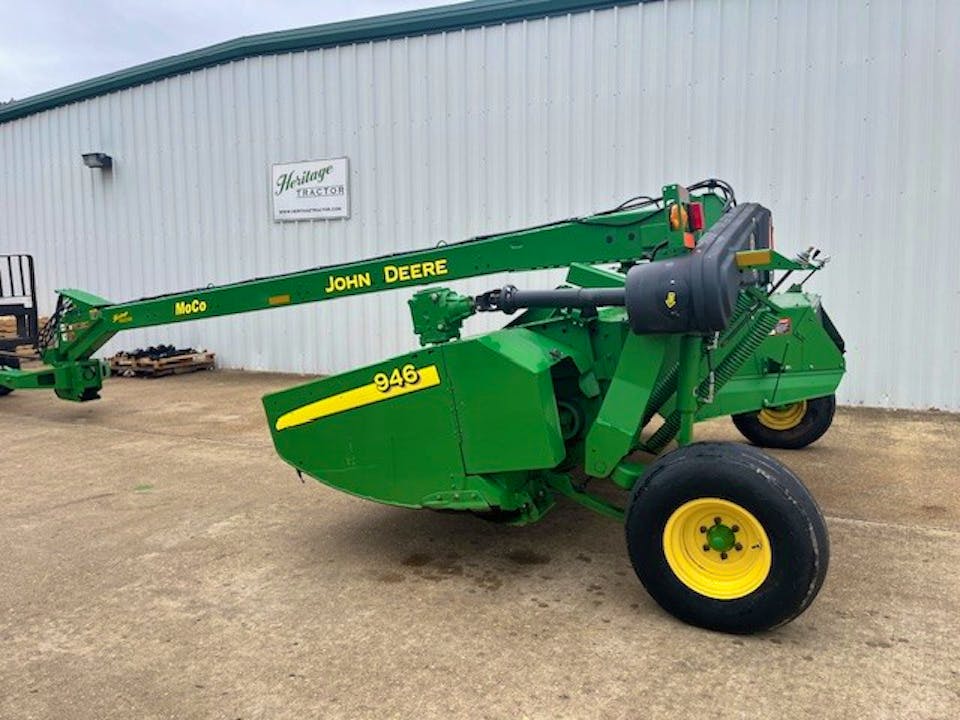 John Deere 946