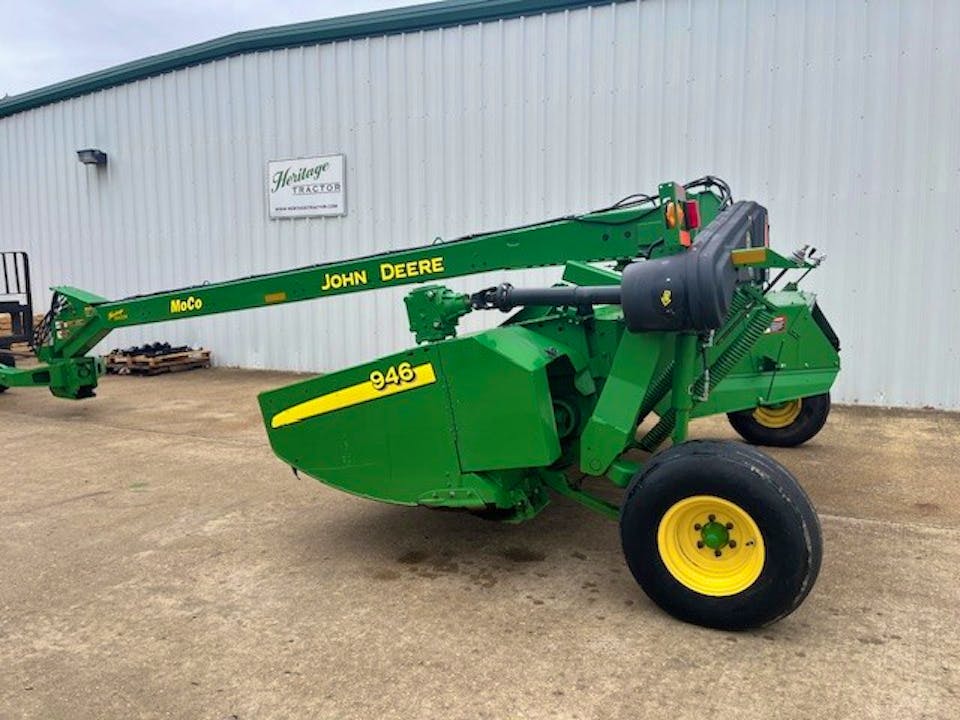 John Deere 946