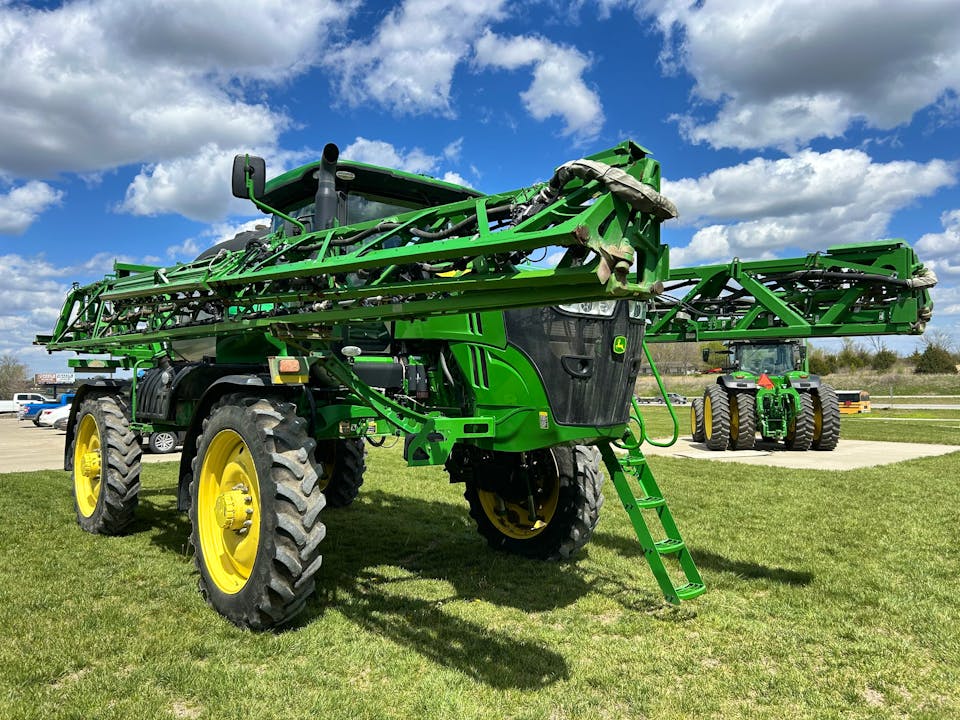 John Deere R4044