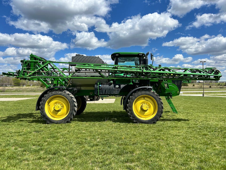 John Deere R4044