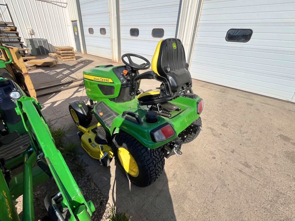 John Deere X738