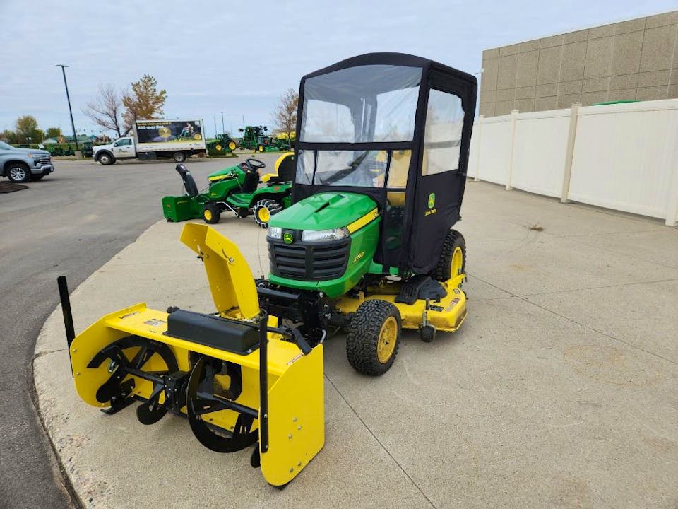 John Deere X738