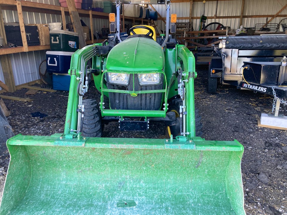 John Deere 3032E