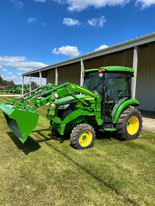 John Deere 3046R